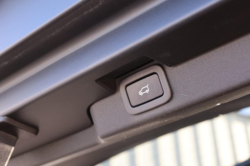 Land Rover Discovery Vehicle Full-screen Gallery Image 9