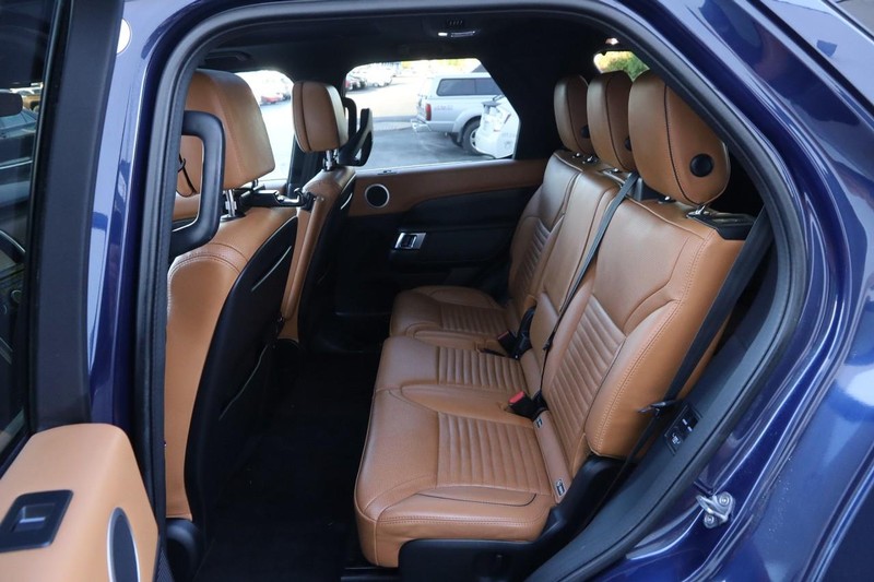 Land Rover Discovery Vehicle Full-screen Gallery Image 11