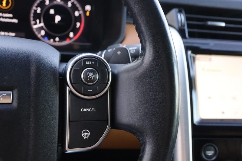 Land Rover Discovery Vehicle Full-screen Gallery Image 15