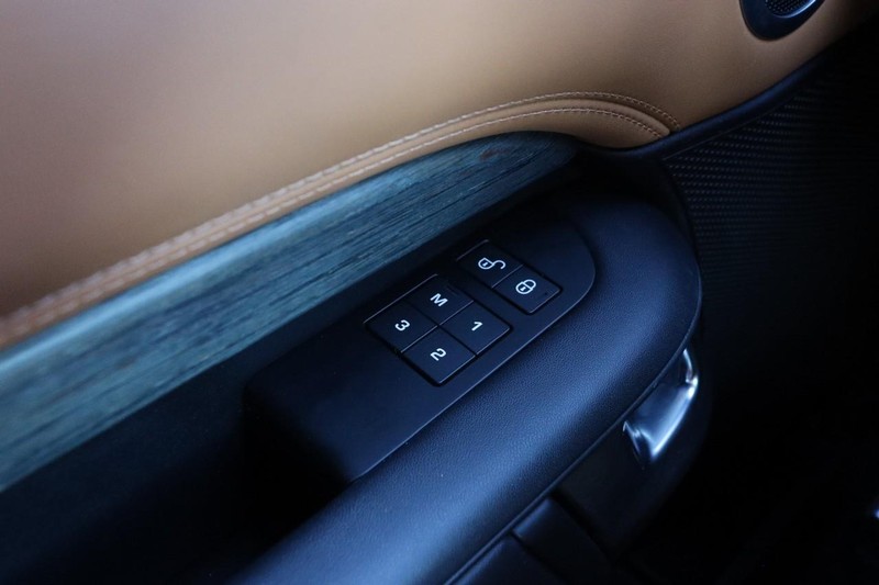 Land Rover Discovery Vehicle Full-screen Gallery Image 22