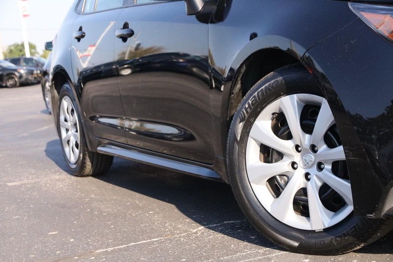 Toyota Corolla Vehicle Full-screen Gallery Image 3