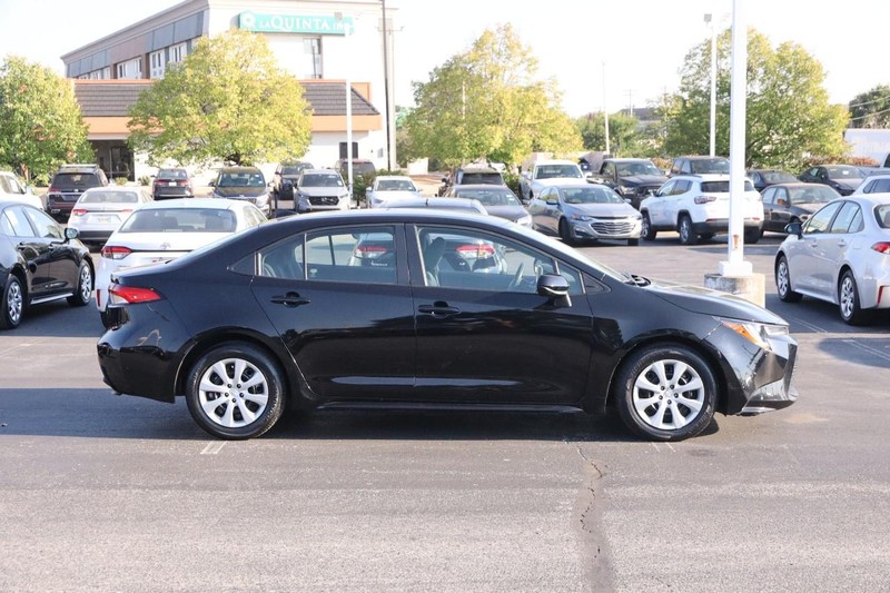 Toyota Corolla Vehicle Full-screen Gallery Image 5