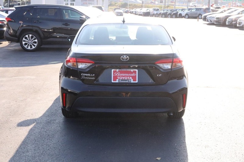 Toyota Corolla Vehicle Full-screen Gallery Image 6