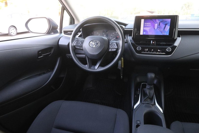 Toyota Corolla Vehicle Full-screen Gallery Image 18