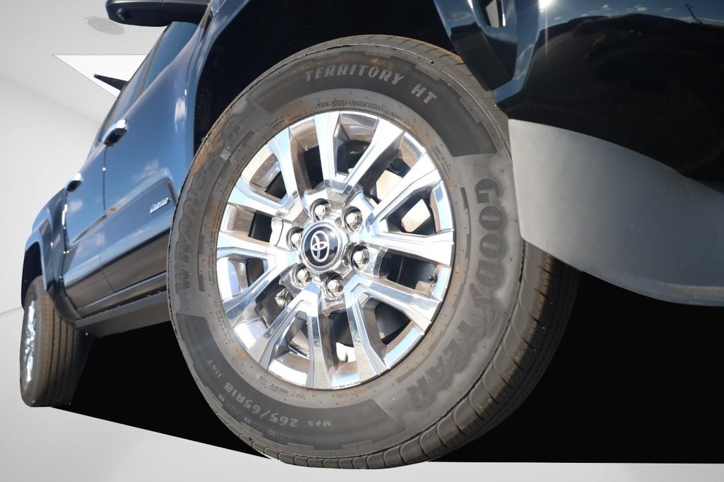 Toyota Tacoma 4WD Vehicle Full-screen Gallery Image 3