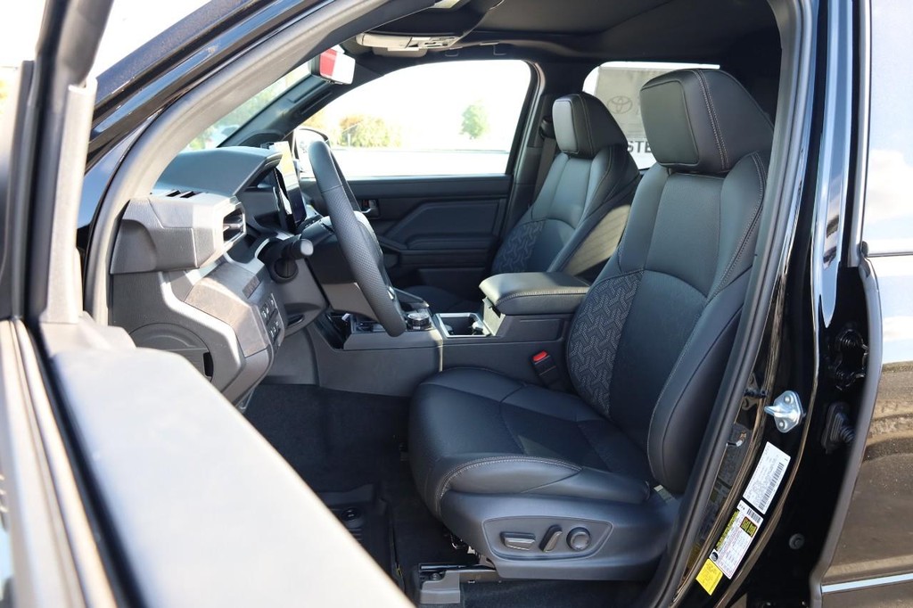 Toyota Tacoma 4WD Vehicle Full-screen Gallery Image 8