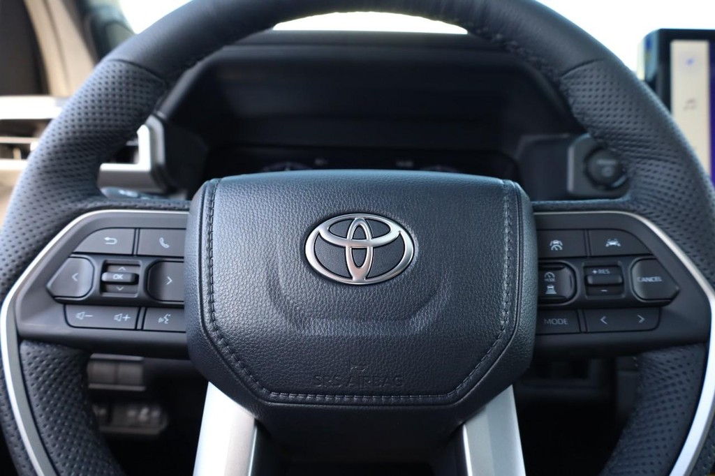 Toyota Tacoma 4WD Vehicle Full-screen Gallery Image 10