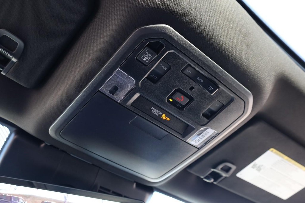 Toyota Tacoma 4WD Vehicle Full-screen Gallery Image 17