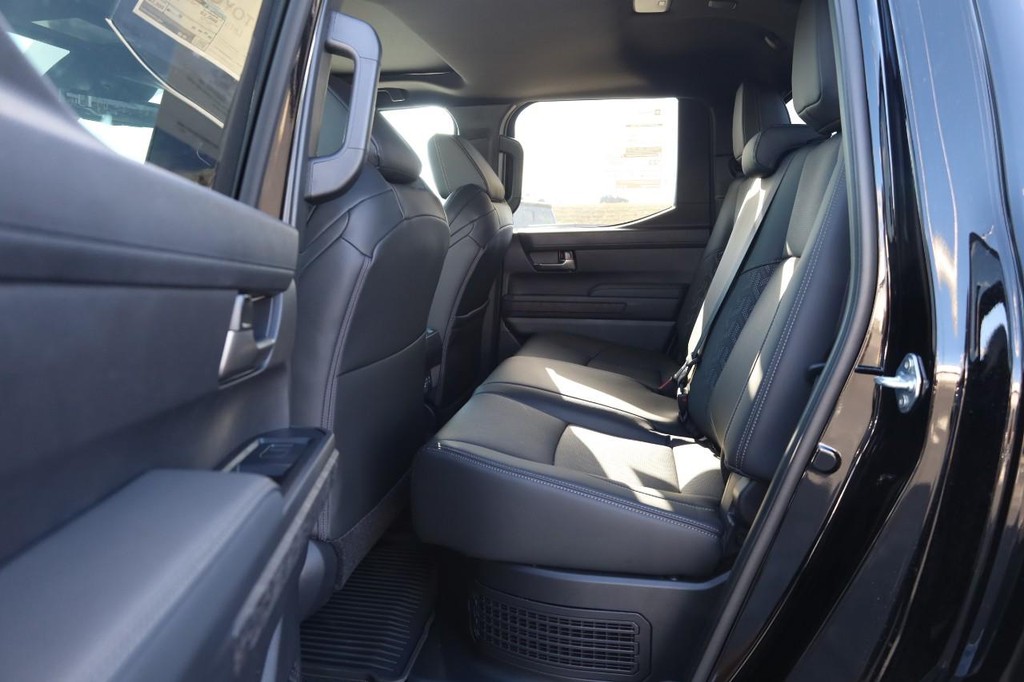 Toyota Tacoma 4WD Vehicle Full-screen Gallery Image 21