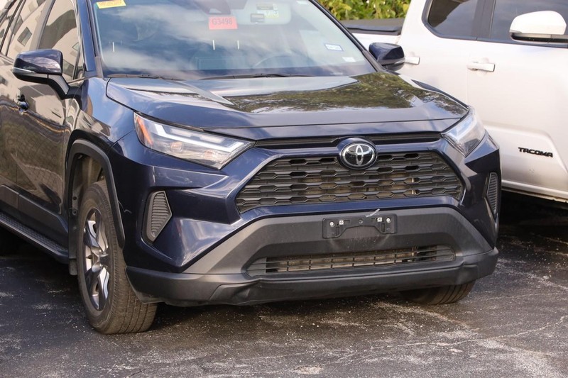 Toyota RAV4 Vehicle Full-screen Gallery Image 2