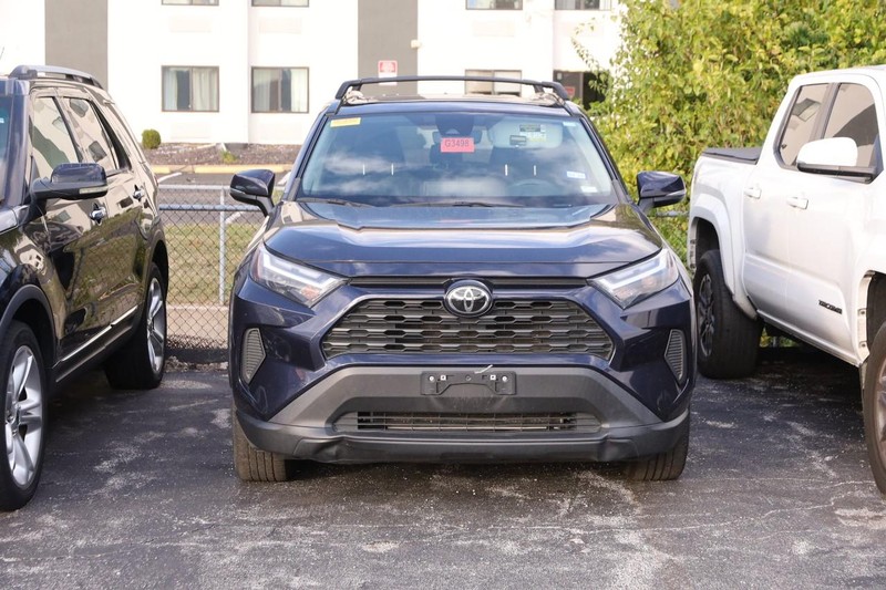 Toyota RAV4 Vehicle Full-screen Gallery Image 3