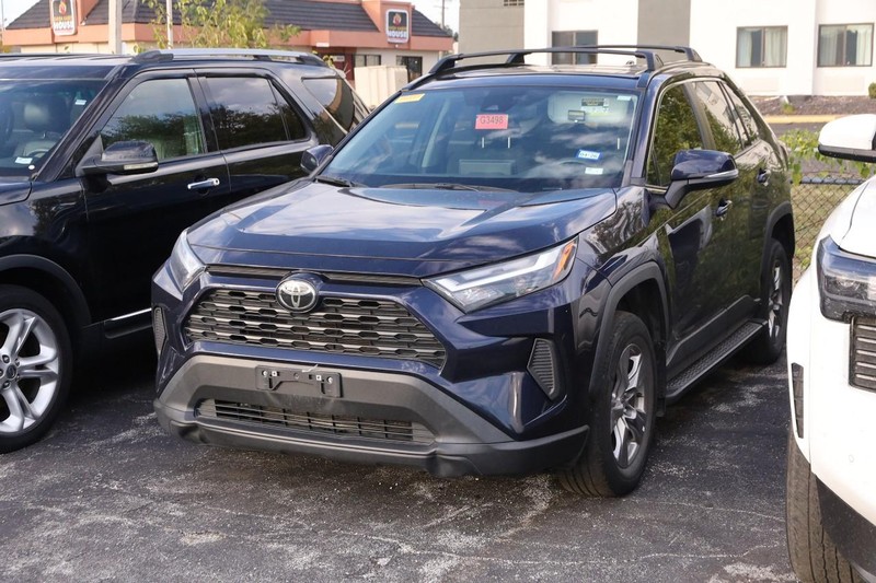 Toyota RAV4 Vehicle Full-screen Gallery Image 4