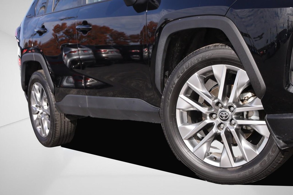 Toyota RAV4 Vehicle Full-screen Gallery Image 3