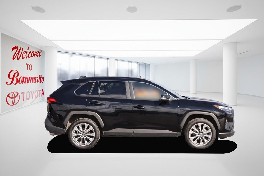 Toyota RAV4 Vehicle Full-screen Gallery Image 5