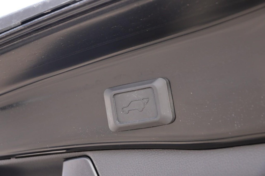 Toyota RAV4 Vehicle Full-screen Gallery Image 8