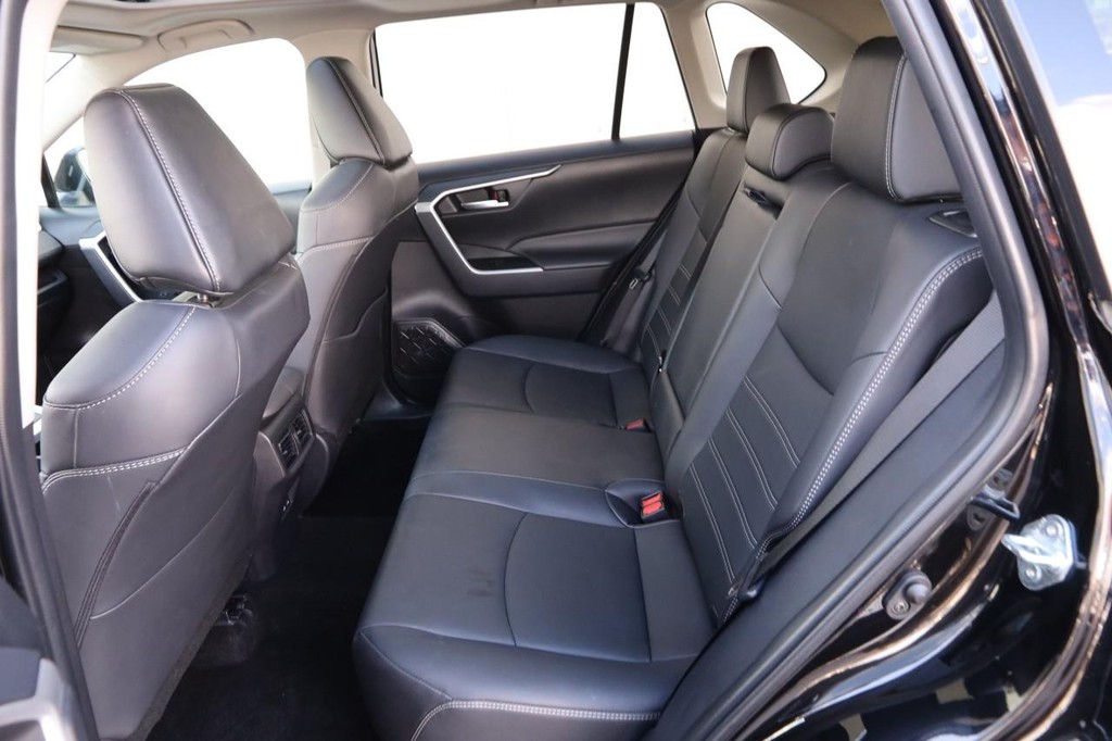 Toyota RAV4 Vehicle Full-screen Gallery Image 11