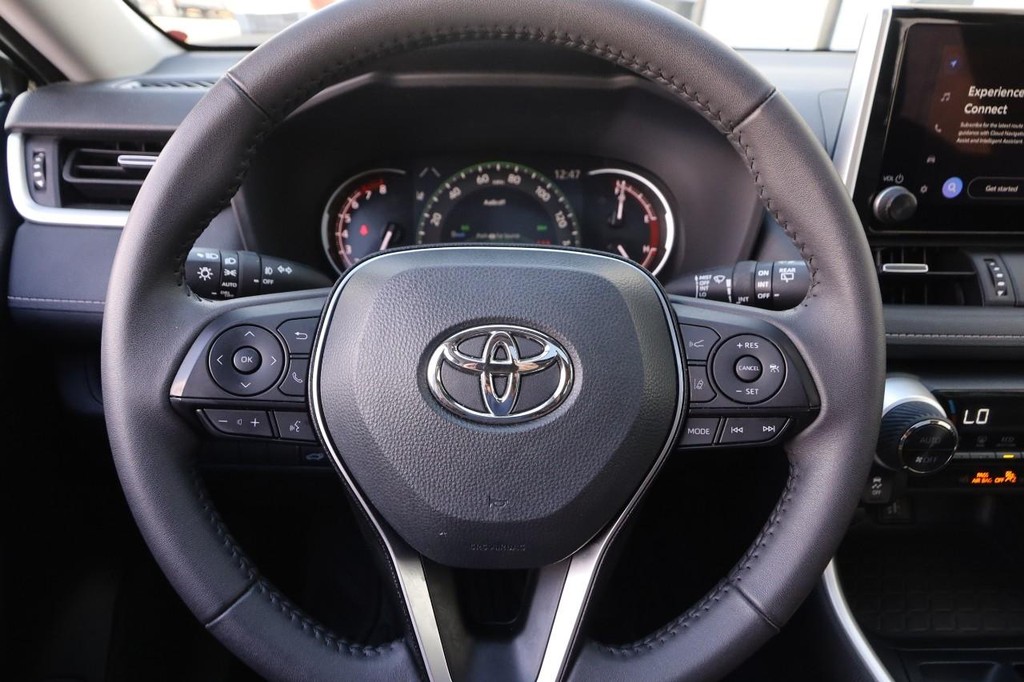 Toyota RAV4 Vehicle Full-screen Gallery Image 12
