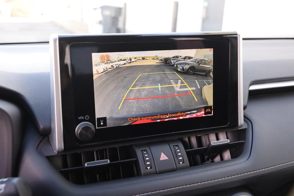 Toyota RAV4 Vehicle Full-screen Gallery Image 18