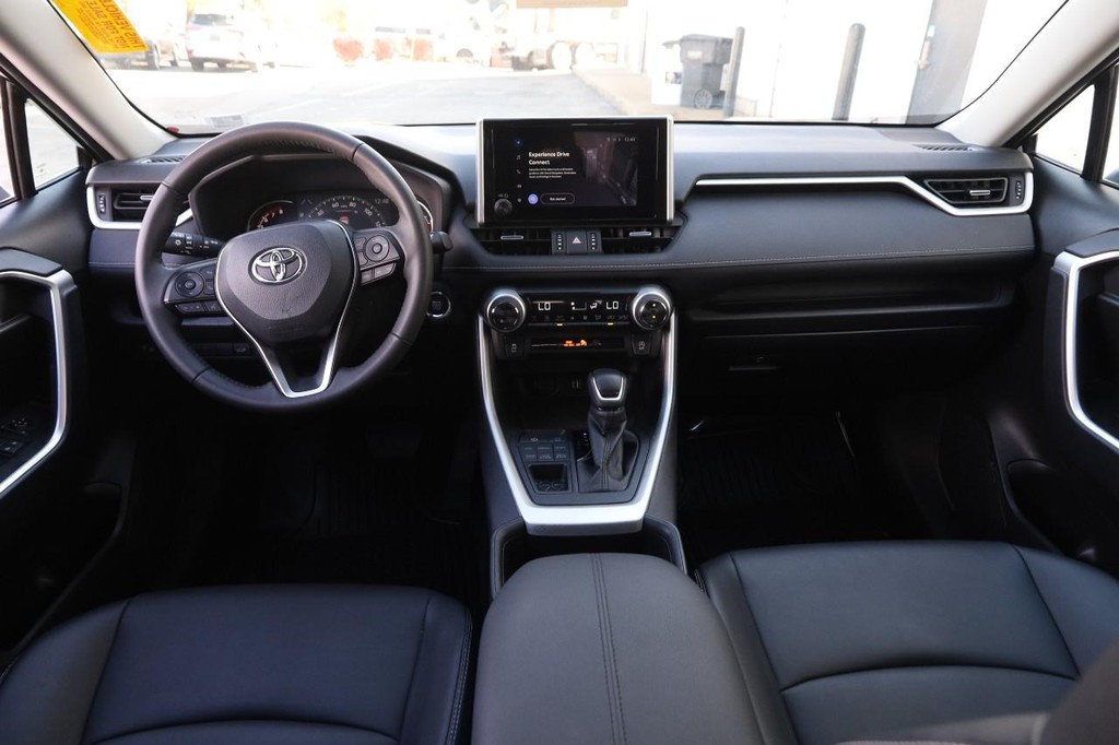 Toyota RAV4 Vehicle Full-screen Gallery Image 22