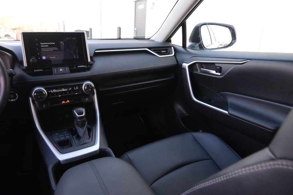 Toyota RAV4 Vehicle Full-screen Gallery Image 26