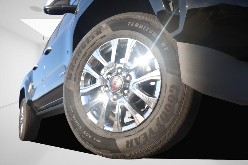 Toyota Tacoma 4WD Vehicle Full-screen Gallery Image 3