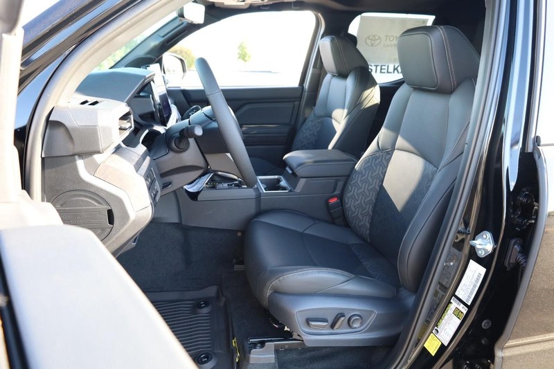 Toyota Tacoma 4WD Vehicle Full-screen Gallery Image 8