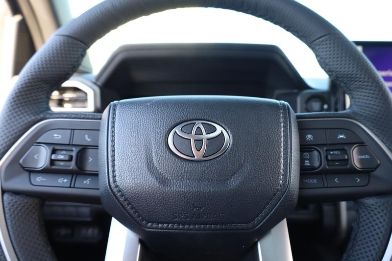 Toyota Tacoma 4WD Vehicle Full-screen Gallery Image 10