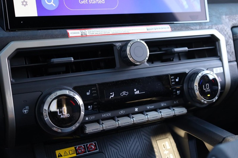 Toyota Tacoma 4WD Vehicle Full-screen Gallery Image 14