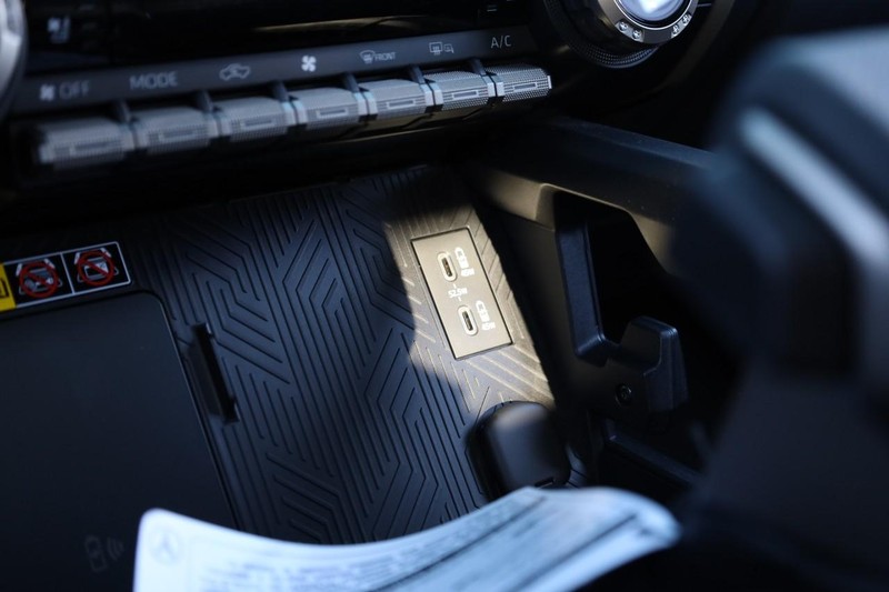 Toyota Tacoma 4WD Vehicle Full-screen Gallery Image 15