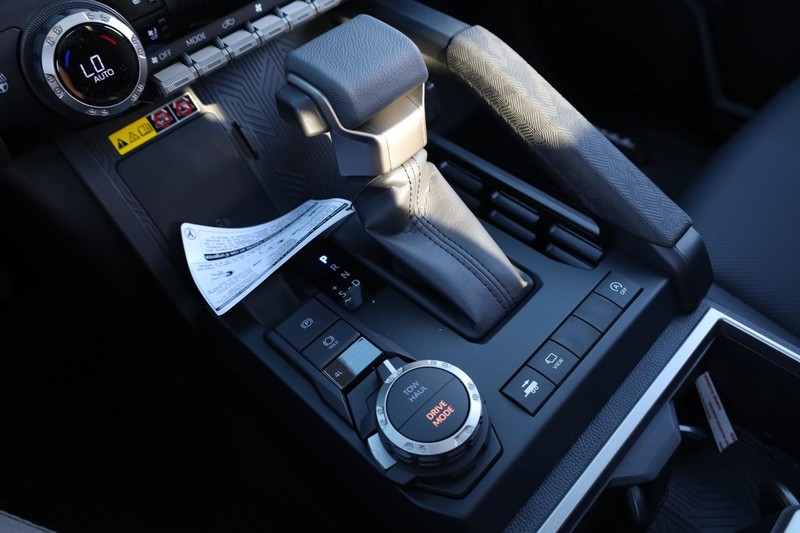 Toyota Tacoma 4WD Vehicle Full-screen Gallery Image 16