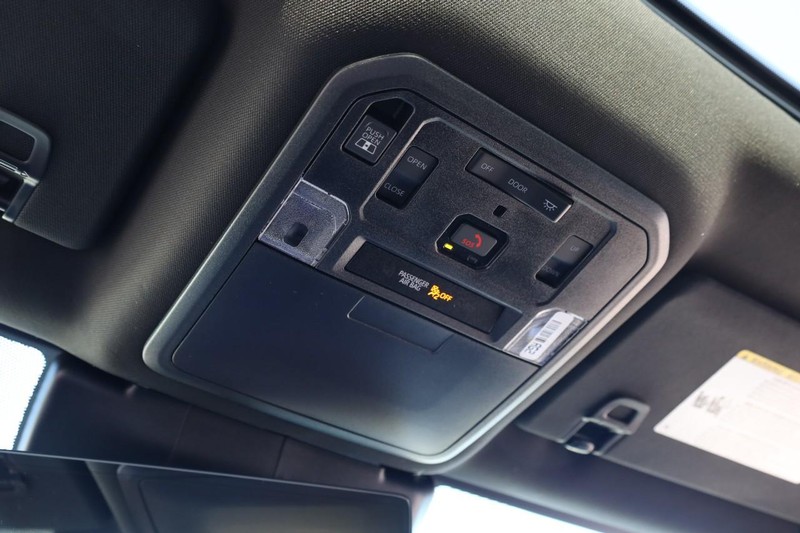 Toyota Tacoma 4WD Vehicle Full-screen Gallery Image 17