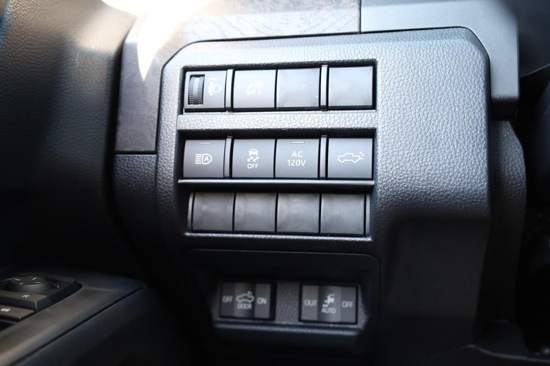 Toyota Tacoma 4WD Vehicle Full-screen Gallery Image 19