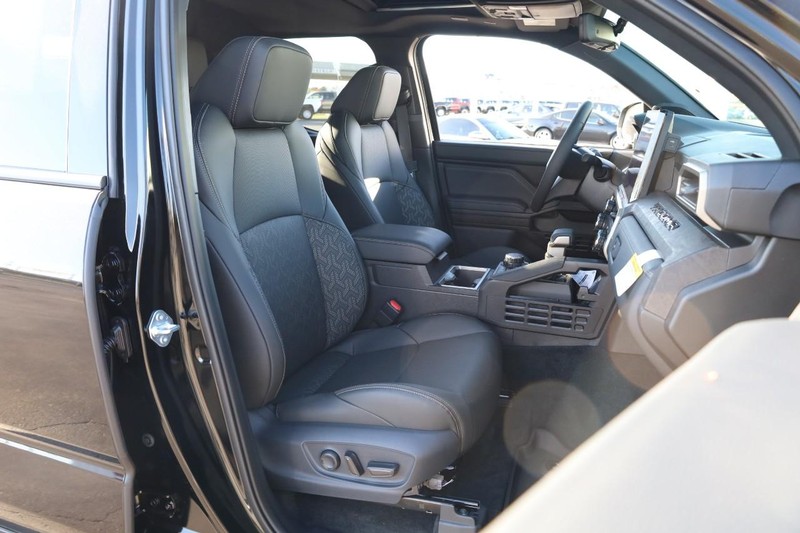 Toyota Tacoma 4WD Vehicle Full-screen Gallery Image 25