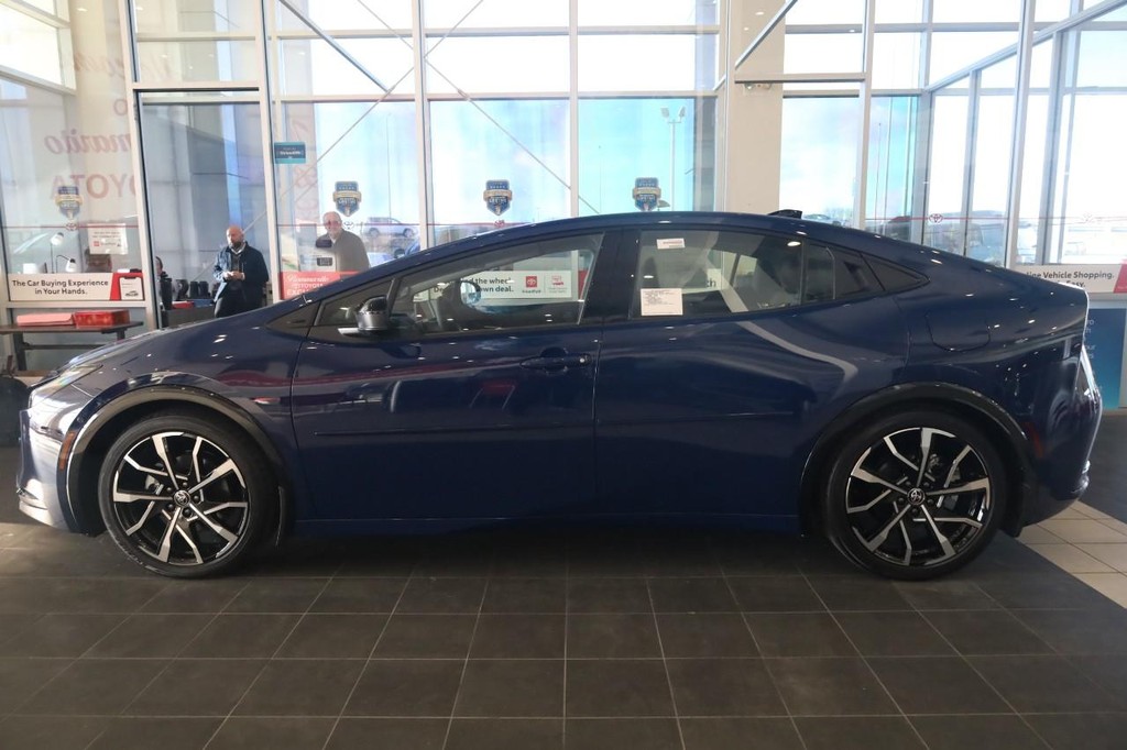 Toyota Prius Plug-In Hybrid Vehicle Full-screen Gallery Image 5