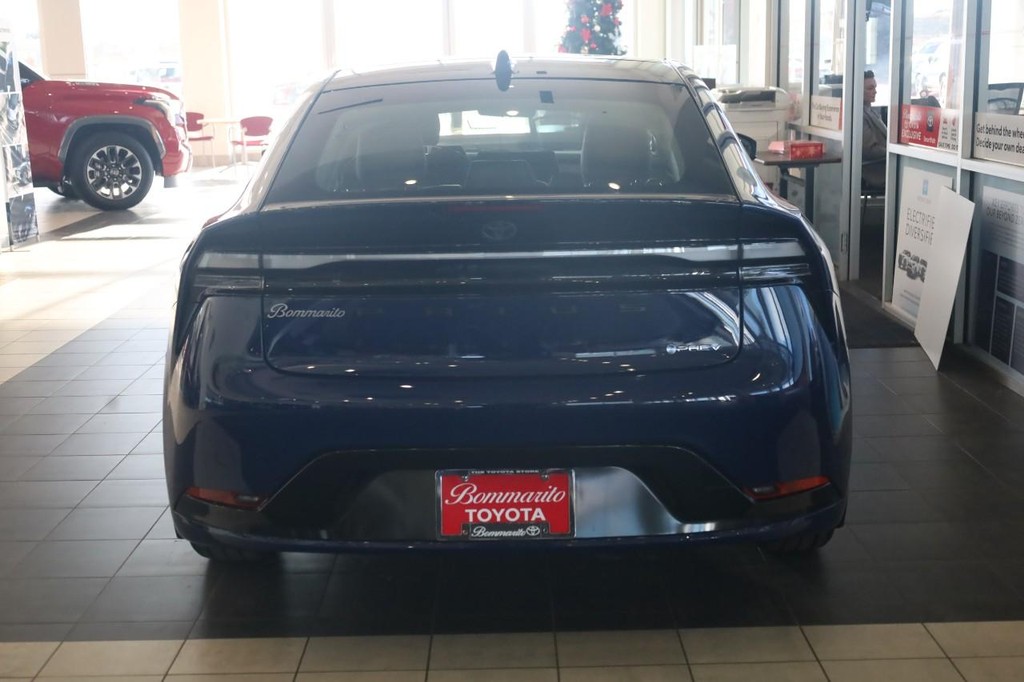 Toyota Prius Plug-In Hybrid Vehicle Full-screen Gallery Image 6