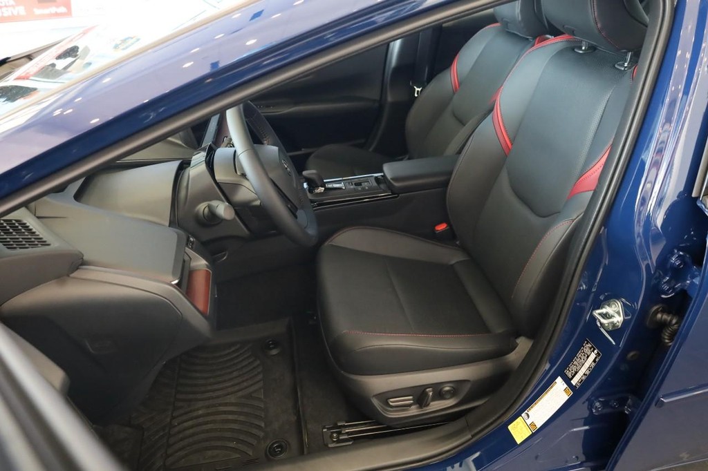 Toyota Prius Plug-In Hybrid Vehicle Full-screen Gallery Image 7