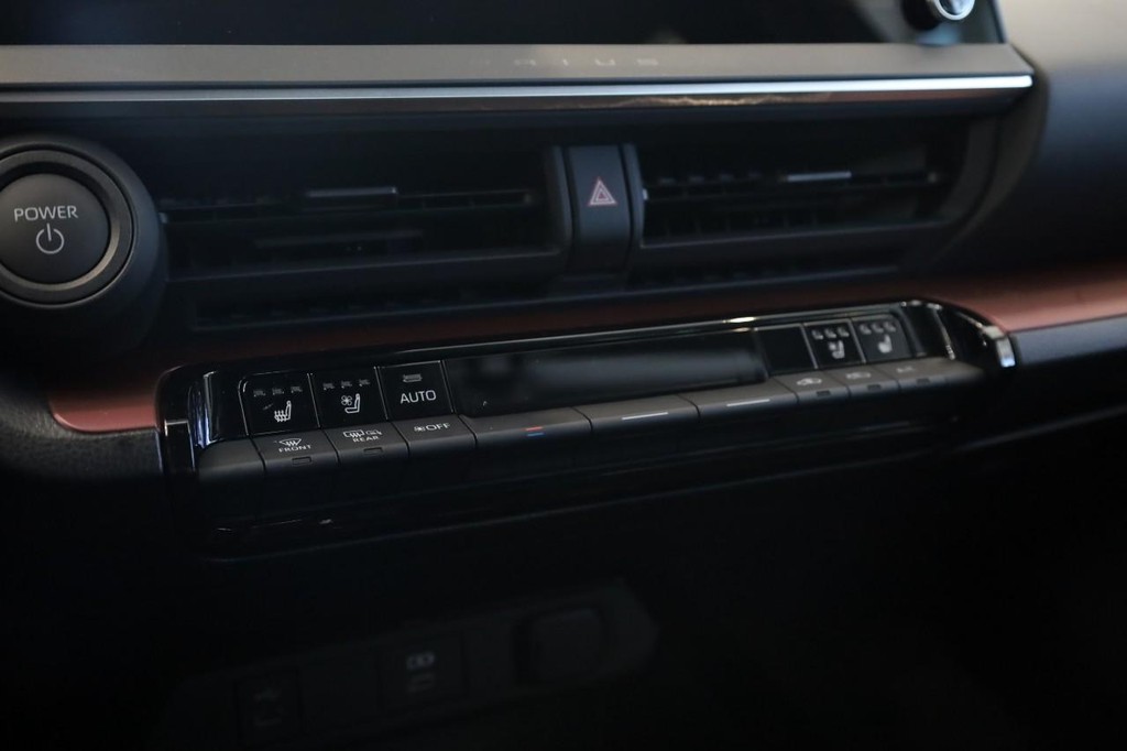 Toyota Prius Plug-In Hybrid Vehicle Full-screen Gallery Image 15