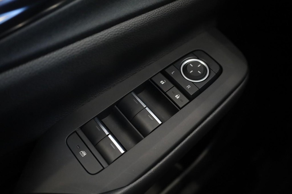 Toyota Prius Plug-In Hybrid Vehicle Full-screen Gallery Image 19