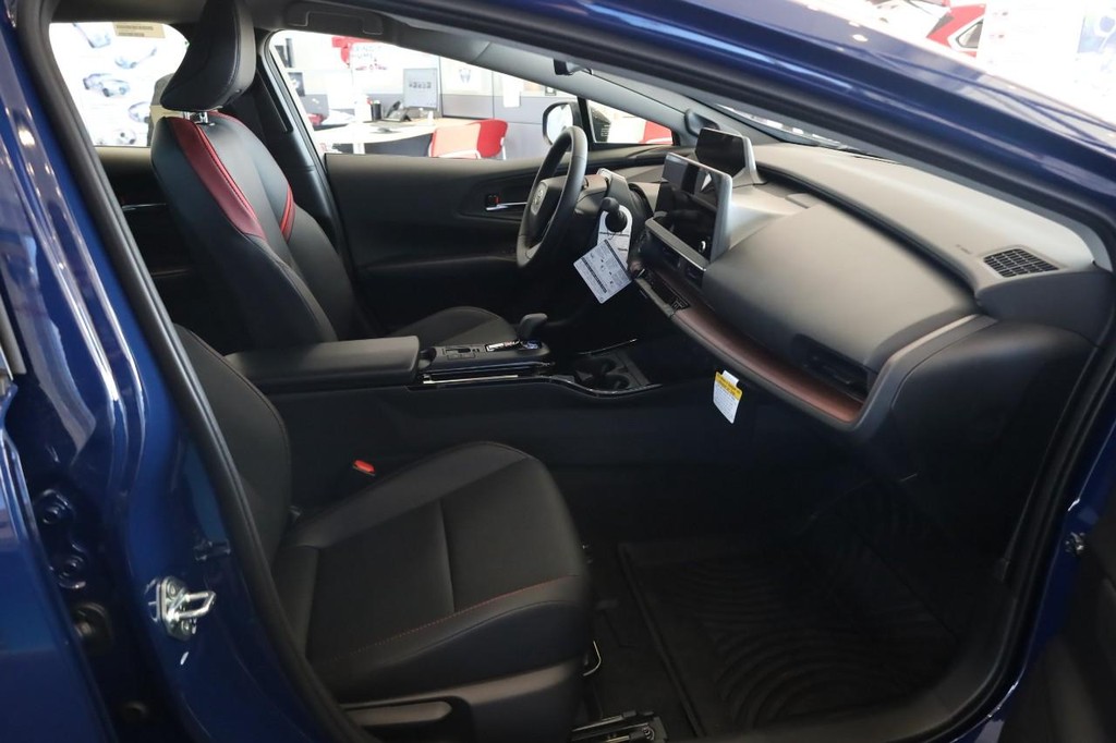 Toyota Prius Plug-In Hybrid Vehicle Full-screen Gallery Image 22