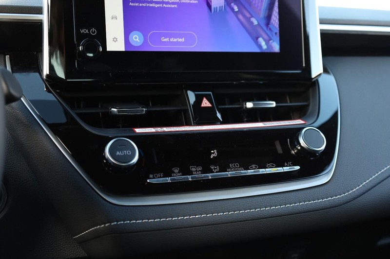 Toyota Corolla Hatchback Vehicle Full-screen Gallery Image 16