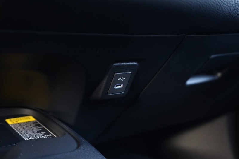 Toyota Corolla Hatchback Vehicle Full-screen Gallery Image 17