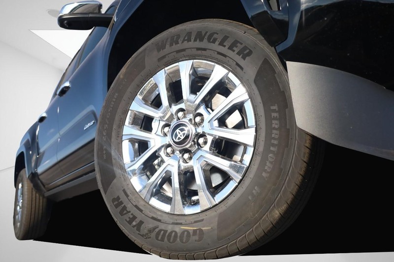 Toyota Tacoma 4WD Vehicle Full-screen Gallery Image 3