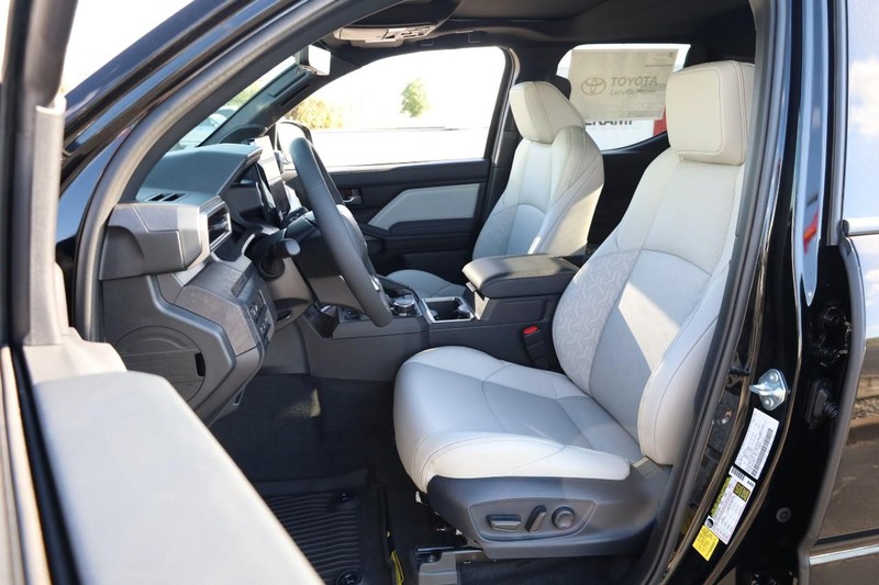 Toyota Tacoma 4WD Vehicle Full-screen Gallery Image 8