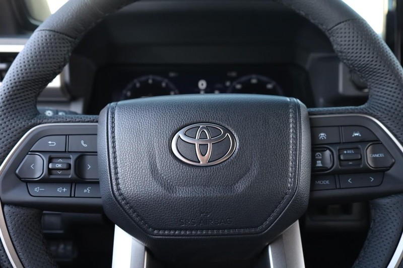 Toyota Tacoma 4WD Vehicle Full-screen Gallery Image 10