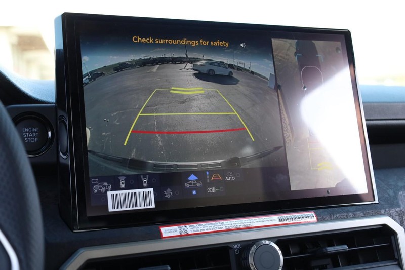 Toyota Tacoma 4WD Vehicle Full-screen Gallery Image 13