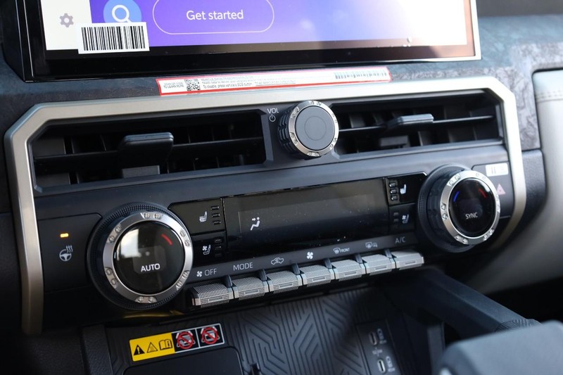 Toyota Tacoma 4WD Vehicle Full-screen Gallery Image 14