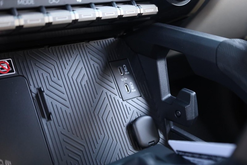 Toyota Tacoma 4WD Vehicle Full-screen Gallery Image 15