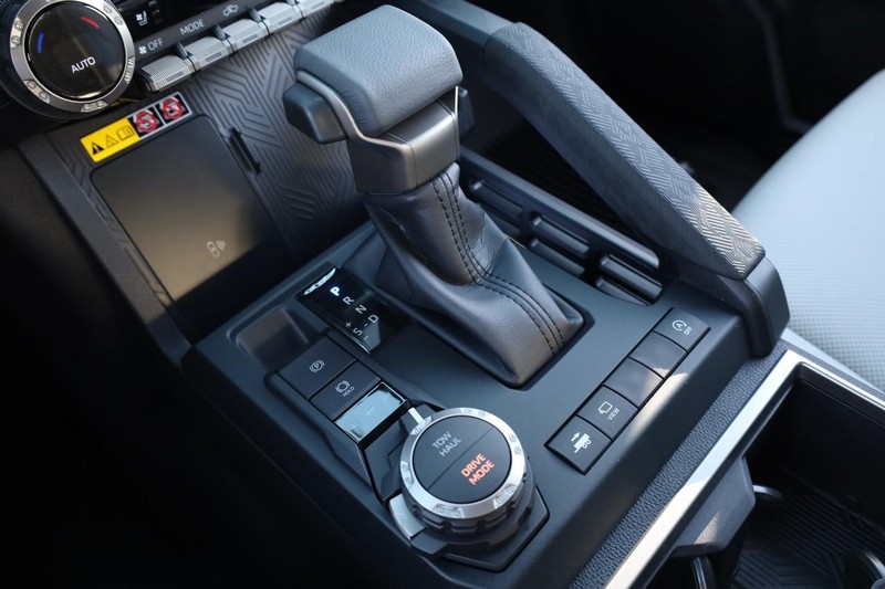 Toyota Tacoma 4WD Vehicle Full-screen Gallery Image 16