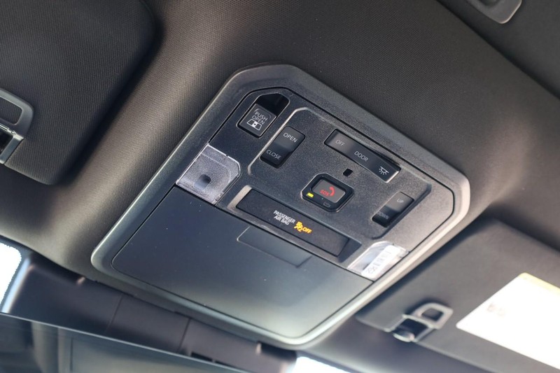 Toyota Tacoma 4WD Vehicle Full-screen Gallery Image 17