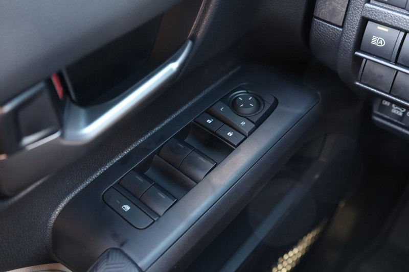 Toyota Tacoma 4WD Vehicle Full-screen Gallery Image 18